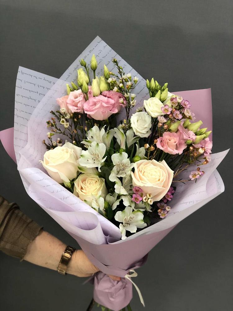 Букет цветов из: Альстромерии, Розы и Лизиантусы в Усть-Джегуте