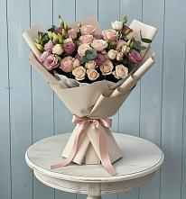 Букет цветов из:  Розы и Лизиантусы в Усть-Джегуте