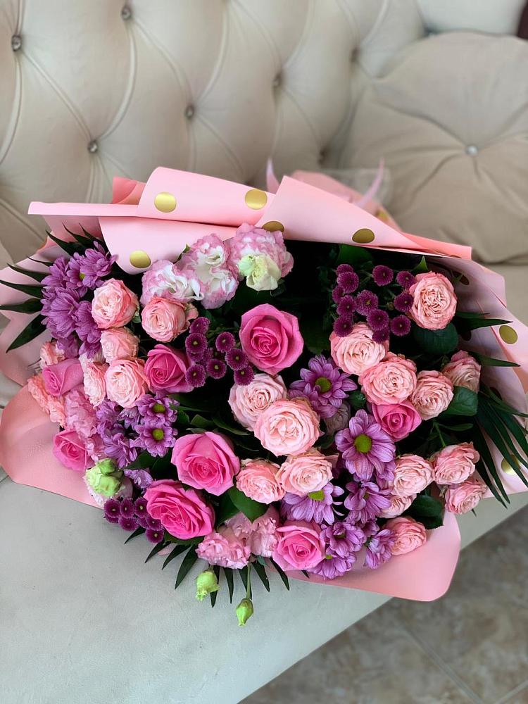 Букет цветов из: Хризантемы, Розы и Лизиантусы в Усть-Джегуте