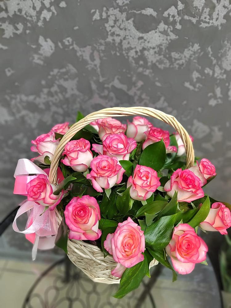 Цветочная композиция из Розы в корзине в Усть-Джегуте