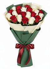 Букет Микс из красных и белых роз в Усть-Джегуте