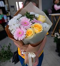 Букет цветов из:  Герберы, Розы и Хризантемы в Усть-Джегуте