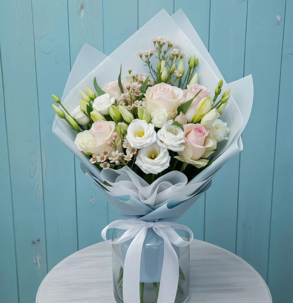 Букет цветов из: Розы и Лизиантусы в Усть-Джегуте