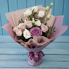 Букет цветов из:  Розы и Лизиантусы в Усть-Джегуте