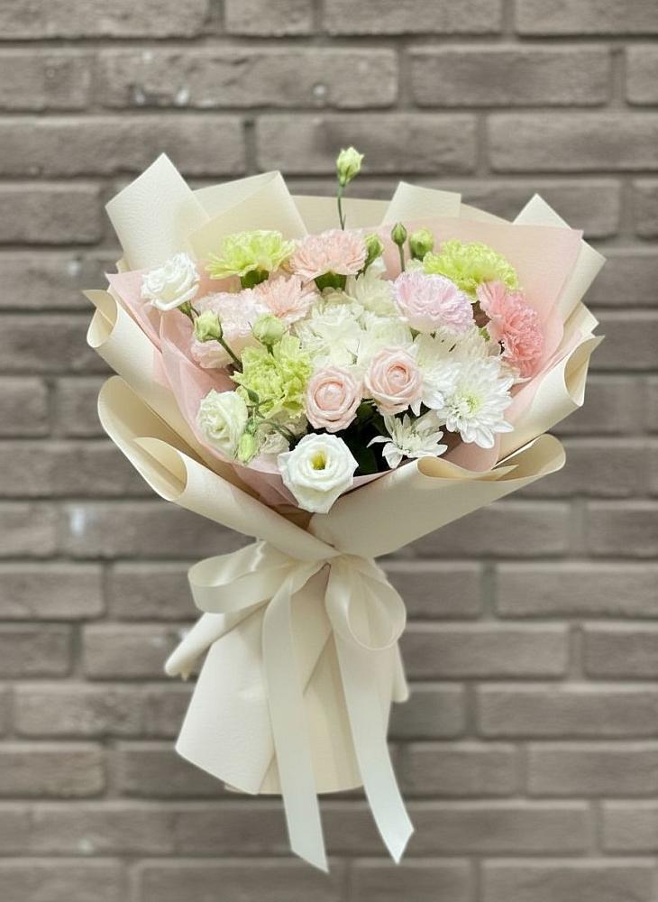 Букет цветов из: Гвоздики, Розы, Лизиантусы и Хризантемы в Усть-Джегуте