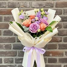 Букет цветов из:  Лизиантусы и Розы в Усть-Джегуте