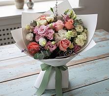 Букет цветов из:  Розы, Лизиантусы и Гвоздики в Усть-Джегуте