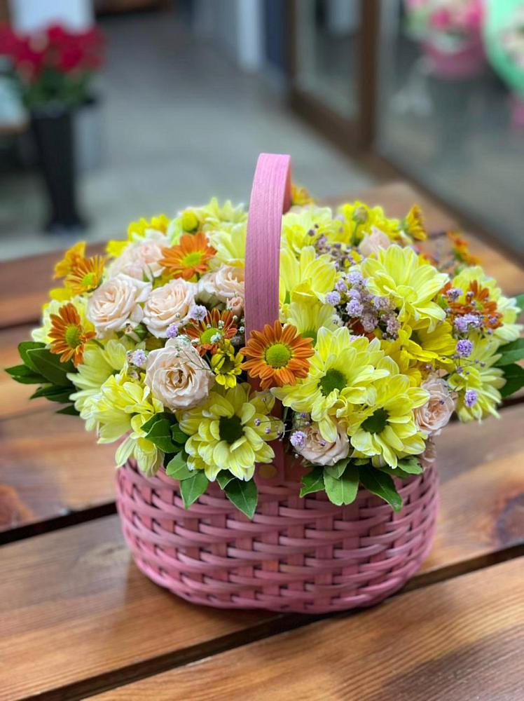 Цветочная композиция из Хризантемы и Розы в корзине в Усть-Джегуте