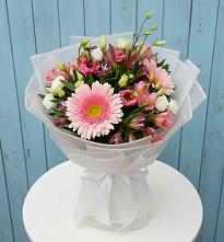 Букет цветов из:  Герберы, Альстромерии и Лизиантусы в Усть-Джегуте