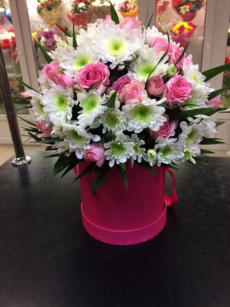 Цветочная композиция из Розы и Хризантемы в шляпной коробке в Усть-Джегуте