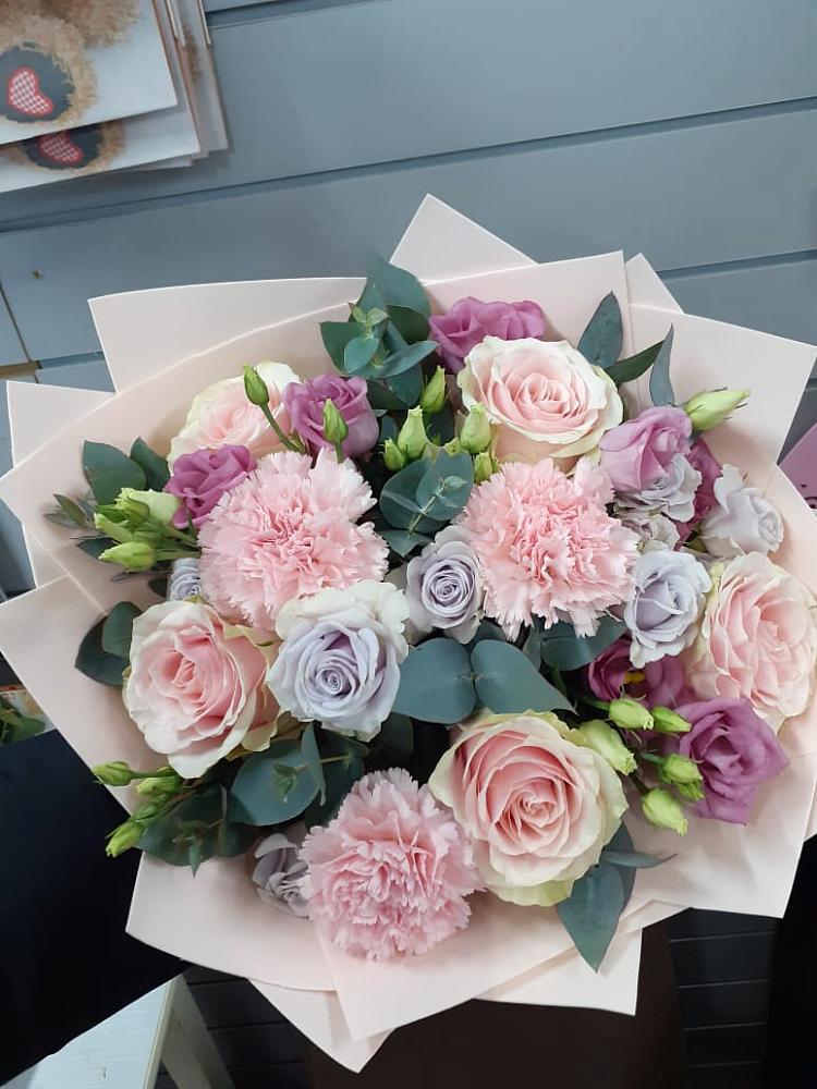 Букет цветов из: Розы, Гвоздики и Лизиантусы в Усть-Джегуте