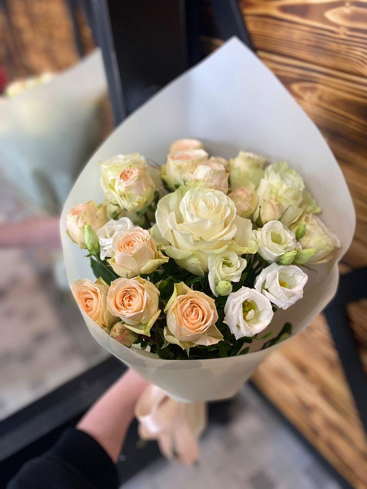 Букет цветов из: Розы и Лизиантусы в Усть-Джегуте